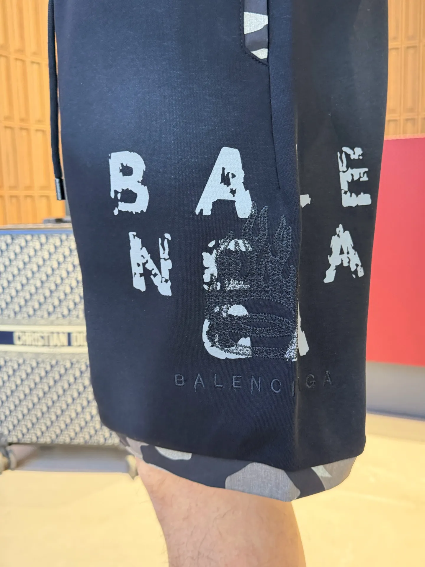 Balenciaga's three-standard complete 2026 summer New Arrival men's casual shorts, advanced custom-made Breathable fabric, Breathable fabric, extremely stretchy and comfortable, impeccable details, top-grade accessories, original logo design concept, delicate and soft feel! The upper body fit is awesome! Size: M-XXXL Please state your height and weight when ordering